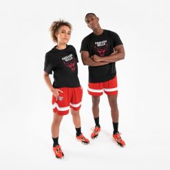 Koszulka do gry w koszykówkę unisex Tarmak NBA Chicago Bulls TS 900. Czarne bluzki TARMAK, xl, bez wzorów, z bawełny, sportowe, bez kołnierzyka, bez ramiączek. Za 79.99 zł.