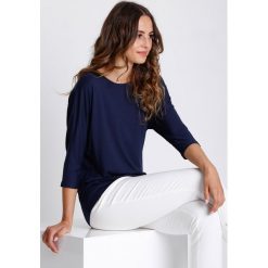 Granatowa bluzka z rękawem 3/4 BIALCON. Bluzki BIALCON, bez wzorów, biznesowe, bez kołnierzyka, bez ramiączek. W wyprzedaży za 48.00 zł.