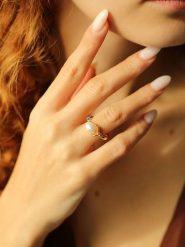 Pierres delicates Pozłacany pierścionek z perłą i cyrkoniami rozmiar: onesize. Białe pierścionki Pierres delicates, z cyrkonią, pozłacane. Za 95.69 zł.