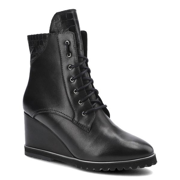 Botki damskie Libero, cholewka ze skóry naturalnej sznurowane usztywniony zapiętek podwyższona podeszwa z wyraźnym profilem, czarne, 2430-8-462. Czarne botki Libero, bez wzorów, ze skóry, bez obcasa, na koturnie, bez zapięcia. Za 279.00 zł.