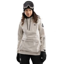 Damska kurtka snowboardowa Sporty zimowe SIROKO W3-W Haboob. Brązowe kurtki narciarskie SIROKO, bez wzorów, z softshellu, bez kaptura, narciarskie. W wyprzedaży za 382.00 zł.