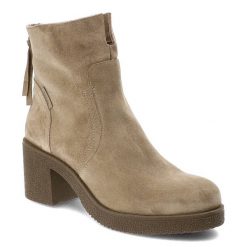 Beżowe Botki Nessi Damskie Obuwie Na Obcasie. Brązowe botki Nessi, bez wzorów, z materiału, bez obcasa, na obcasie, bez zapięcia. Za 389.00 zł.