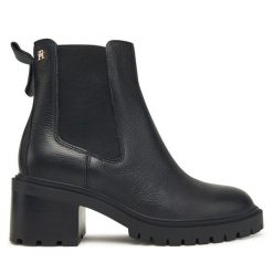 Botki Tommy Hilfiger. Czarne botki TOMMY HILFIGER, bez wzorów, bez obcasa, na słupku, bez zapięcia. Za 749.99 zł.