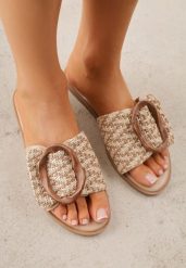 Ciemnobeżowe Klapki Ozdobione Plecionką Wstawką i Klamrą Isirreia. Brązowe klapki Born2be, bez wzorów, z jeansu, bez obcasa, na płaskiej podeszwie. Za 69.99 zł.