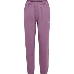 Damskie spodnie dresowe Hummel Legacy 2.0. Fioletowe spodnie dresowe Hummel, na co dzień, bez wzorów, z dresówki. Za 269.50 zł.