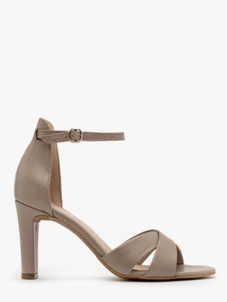 Beżowe sandały na szpilce. Brązowe sandały Ryłko, bez wzorów, ze skóry, bez obcasa, na szpilce, bez zapięcia. W wyprzedaży za 269.99 zł.