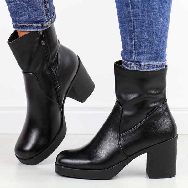 Czarne botki damskie na słupku Potocki 12511. Czarne botki POTOCKI, na jesień, bez wzorów, z polaru, bez obcasa, na obcasie, bez zapięcia. W wyprzedaży za 158.01 zł.