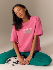 4F T-shirt loose z nadrukiem damski - różowy M. Czerwone t-shirty 4f, l, bez wzorów, z materiału, bez kołnierzyka, bez ramiączek. W wyprzedaży za 69.99 zł.