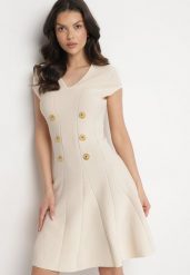 Beżowa Elegancka Sukienka Rozkloszowana z Wiskozą Zdobiona Guzikami Farelna. Brązowe sukienki Born2be, na co dzień, na lato, z aplikacjami, z wiskozy, eleganckie, bez kołnierzyka, bez ramiączek, mini, kopertowe. Za 209.99 zł.
