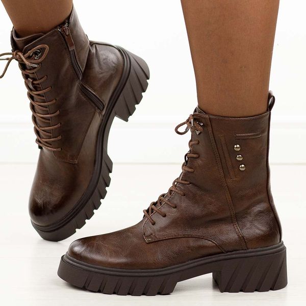 Brązowe zimowe botki damskie na traperze M.Daszyński 2502-4. Brązowe botki M.Daszyński, na jesień, bez wzorów, z jeansu, z okrągłym noskiem, bez obcasa, bez zapięcia. Za 219.00 zł.