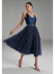 SWING Sukienka w kolorze granatowym rozmiar: 40. Niebieskie sukienki Swing, bez wzorów, z tiulu, bez kołnierzyka, bez ramiączek, midi. Za 509.45 zł.