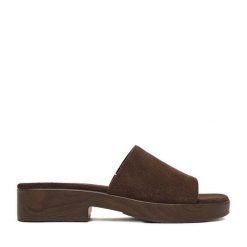 Klapki GINO ROSSI. Brązowe klapki Gino Rossi, bez wzorów, bez obcasa. Za 249.99 zł.