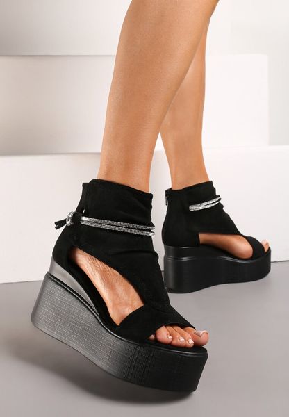 Czarne Sandały za Kostkę na Platformie z Koturnem Ozdobione Cyrkoniami Gavrela. Czarne sandały Renee, bez wzorów, eleganckie, bez obcasa, na koturnie, bez zapięcia. Za 129.99 zł.