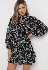 Czarna Rozkloszowana Sukienka Mini w Kwiaty z Falbanką Matera. Czarne sukienki Born2be, l, z aplikacjami, bez kołnierzyka, bez ramiączek, mini, rozkloszowane. Za 159.99 zł.