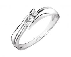 Pierścionek z białego złota z brylantami - 0,11 ct - próba 585. Białe pierścionki Apart, z brylantem, złote. W wyprzedaży za 2,443.00 zł.