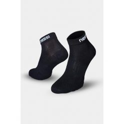 Bezszwowe skarpety oddychające Nessi Sportswear. Czarne skarpety NESSI SPORTSWEAR, bez wzorów. W wyprzedaży za 35.90 zł.