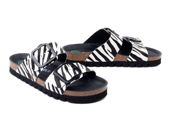 DR. BRINKMANN 700909-00 zebra, klapki damskie. Białe klapki Dr. Brinkmann, bez wzorów, bez obcasa. Za 231.92 zł.