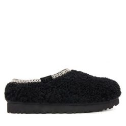 Kapcie Ugg. Czarne obuwie domowe UGG, bez wzorów, bez zapięcia. Za 599.99 zł.