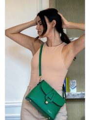 Victor & Hugo Paris Skórzana torebka "Ella" w kolorze zielonym - 24 x 17 x 9 cm rozmiar: onesize. Zielone torby na ramię Victor & Hugo Paris, bez wzorów, z materiału, na ramię, bez dodatków. Za 304.99 zł.