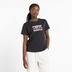 Koszulka damska New Balance WT51540BK – czarna. Czarne bluzki New Balance, m, bez wzorów, z bawełny, klasyczne, bez kołnierzyka, bez ramiączek. Za 119.99 zł.