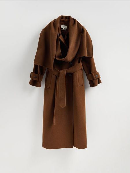 Wełniany płaszcz z szalem - brązowy. Brązowe płaszcze Reserved, l, bez wzorów, z tkaniny, bez kaptura. Za 799.99 zł.