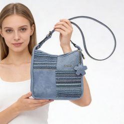 Torebka damska Laura Vita, z materiału syntetycznego z fakturowanym panelem regulowany pasek na ramię dekoracyjna zawieszka kompaktowa forma do codzi. Niebieskie listonoszki Laura Vita, z aplikacjami, z syntetyku, boho, na ramię, z tłoczeniem, bez dodatków. Za 289.00 zł.