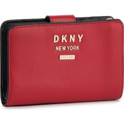 Duży Portfel Damski DKNY - R911HB06 Rouge RGE. Czerwone portfele DKNY, bez wzorów, ze skóry. W wyprzedaży za 349.00 zł.