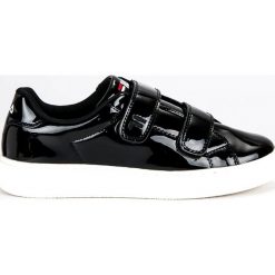Czarne Fila Upstage Velcro Low Wmn. Czarne trampki Fila, bez wzorów, z gumy, bez zapięcia. W wyprzedaży za 289.00 zł.