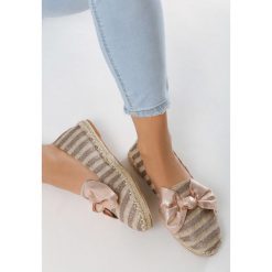 Różowe Espadryle Sport. Czerwone espadryle Born2be, z aplikacjami, bez obcasa, na płaskiej podeszwie, bez zapięcia. Za 69.99 zł.