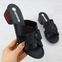 Skórzane klapki damskie na klocku czarne Remonte R8759-01. Czarne klapki Remonte, bez wzorów, ze skóry, bez obcasa. Za 271.99 zł.