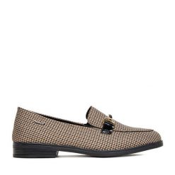 Lordsy Rieker. Brązowe lordsy Rieker, bez wzorów, bez obcasa, na płaskiej podeszwie, bez zapięcia. Za 329.99 zł.