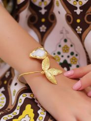 L'Atelier de Gaia Pozłacana bransoletka z perłą rozmiar: onesize. Białe bransoletki L'Atelier de Gaia, z perłą, pozłacane. Za 48.95 zł.