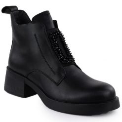 Skórzane botki damskie z ozdobą czarne D&A S.Barski Premium Collection JC52-869. Czarne botki S.BARSKI, z aplikacjami, ze skóry, bez obcasa, bez zapięcia. Za 289.99 zł.