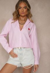 Różowa Prążkowana Koszula Oversize Zdobiona Haftem w Kształcie Serca Taleniela. Czerwone koszule Renee, z aplikacjami, z jeansu, eleganckie, bez kołnierzyka, bez ramiączek. Za 74.99 zł.