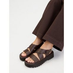 Sandały G-Star. Brązowe sandały G-Star, bez wzorów, retro, bez obcasa, na płaskiej podeszwie, bez zapięcia. Za 155.99 zł.