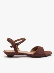 Brązowe sandały ze sprzączką. Brązowe sandały Ryłko, bez wzorów, z gumy, eleganckie, z okrągłym noskiem, bez obcasa, na obcasie, bez zapięcia. Za 379.99 zł.