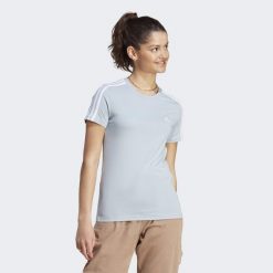 Essentials Slim 3-Stripes Tee. Białe koszulki sportowe Adidas, bez wzorów, bez ramiączek, na jogę i pilates. Za 103.00 zł.