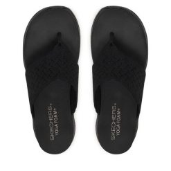 Japonki Skechers. Czarne klapki Skechers, bez wzorów, bez obcasa. Za 229.99 zł.