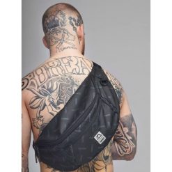 MANTO saszetka PULSE XXL czarna. Czarne torby na ramię MANTO, bez wzorów, bez dodatków. W wyprzedaży za 119.00 zł.