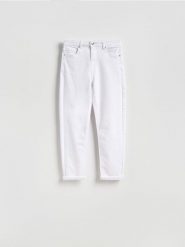 Jeansy boyfriend slim - biały. Białe jeansy Reserved, bez wzorów. Za 129.99 zł.