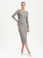 BGN Sukienka dzianinowa w kolorze szarym rozmiar: 40. Szare sukienki BGN, na imprezę, bez wzorów, z dzianiny, bez kołnierzyka, bez ramiączek, midi. Za 139.45 zł.