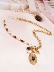 Charlize Pozłacany naszyjnik z tygrysim okiem i perłami - dł. 50 cm rozmiar: onesize. Białe naszyjniki Charlize, z perłą, pozłacane. Za 100.52 zł.