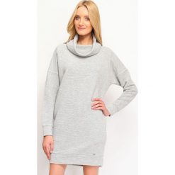 SUKIENKA DAMSKA Z FAKTURĄ, GŁADKA. Szare sukienki TOP SECRET, na co dzień, bez wzorów, z dresówki, eleganckie, bez kołnierzyka, bez ramiączek. Za 69.99 zł.