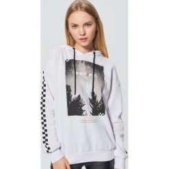 Bluza z fotoprintem - Biały. Bluzy Cropp. Za 89.99 zł.