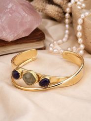 L'Atelier de Gaia Pozłacana bransoletka z kamieniami księżycowymi i onyksami rozmiar: onesize. Czarne bransoletki L'Atelier de Gaia, z kamieniem księżycowym, pozłacane. Za 55.95 zł.