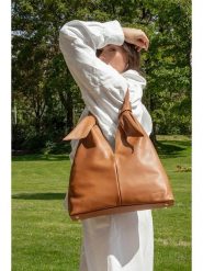 Christian Laurier Skórzana torebka "Halo" w kolorze jasnobrązowym - 38 x 40 x 10 cm rozmiar: onesize. Brązowe torby na ramię Christian Laurier, bez wzorów, z materiału, na ramię, bez dodatków. Za 336.61 zł.