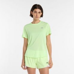 Koszulka damska New Balance WT41253AB3 – zielona. Zielone bluzki New Balance, l, bez wzorów, z materiału, sportowe, bez kołnierzyka, bez ramiączek. Za 199.99 zł.