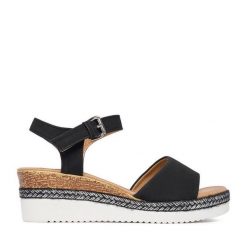 Sandały JENNY. Czarne sandały Jenny, bez wzorów, bez obcasa, na koturnie, bez zapięcia. Za 99.99 zł.