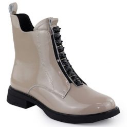 Skórzane botki damskie lakierowane beżowe D&A S.Barski Premium Collection MR52-108. Brązowe botki S.BARSKI, bez wzorów, z lakierowanej skóry, bez obcasa, bez zapięcia. Za 189.99 zł.