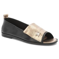 Czarne Sandały Armodo Eleganckie Skórzane Obuwie Damskie. Czarne sandały Armodo, z aplikacjami, z materiału, eleganckie, bez obcasa, na obcasie, bez zapięcia. Za 341.99 zł.